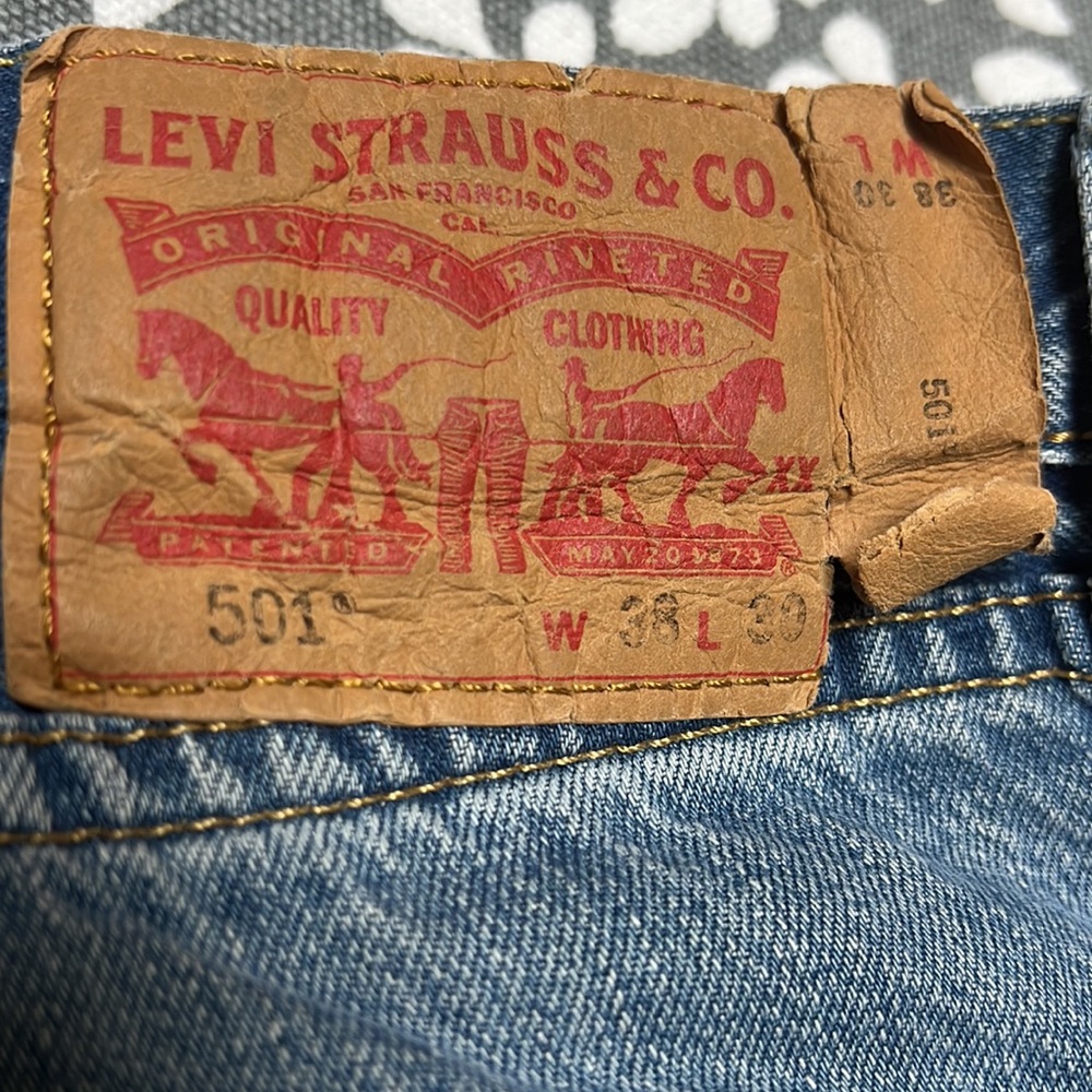 Levi’s 501 men’s blue jeans. Good condition. Flaw ripped sewn on outside label. - Picture 5 of 6